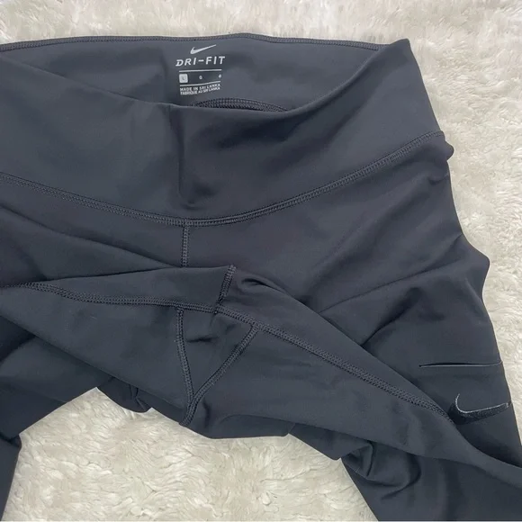 Nike dry fit women’s black capri leggings - Picture 4 of 6